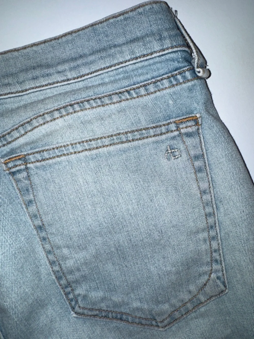 rag & bone Distressed Light Blue Denim “Dre Capris” Jeans size 27‎